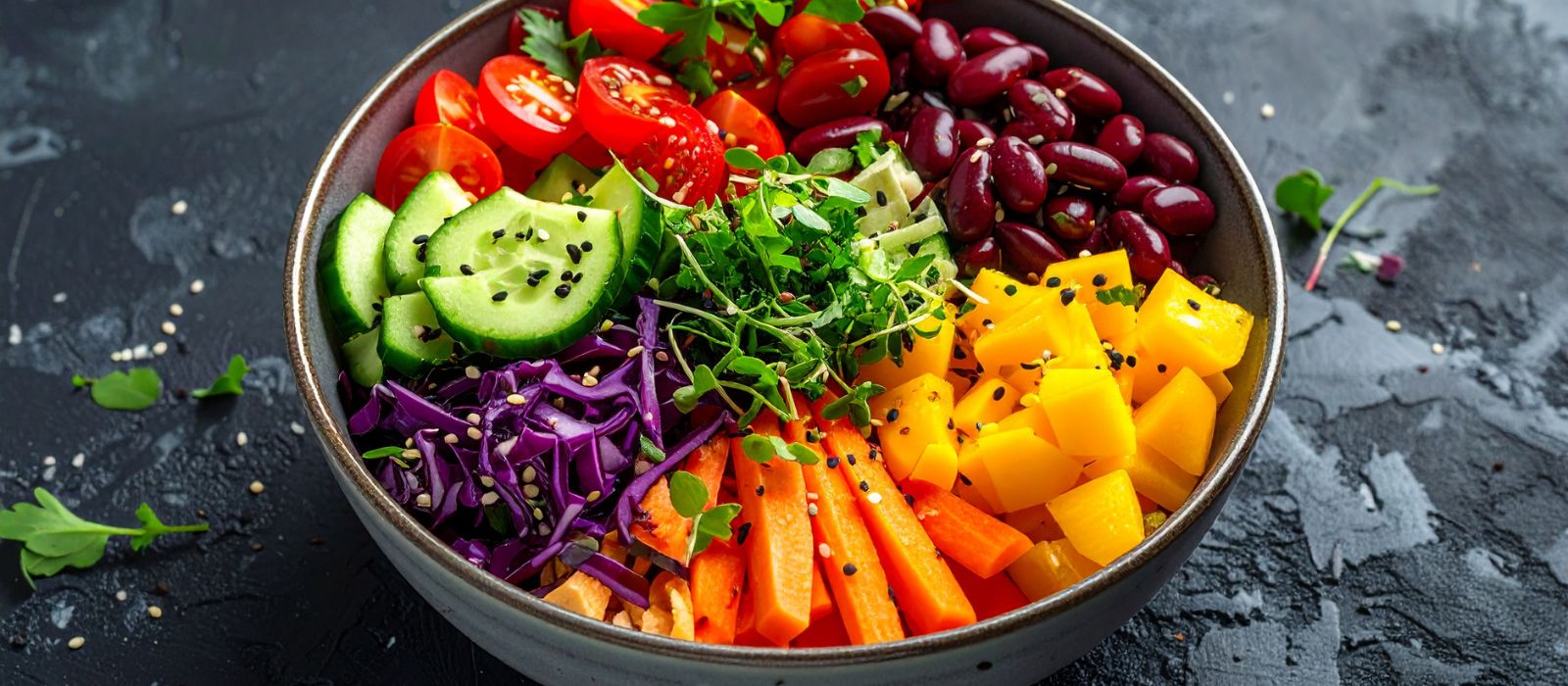Plato colorido armado con vegetales frescos