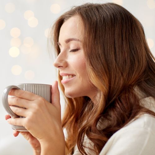 Mujer disfrutando una bebida con calma